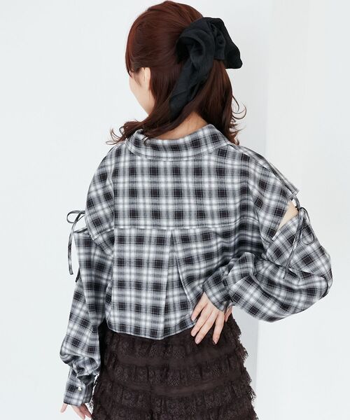 MAJESTIC LEGON(マジェスティックレゴン)の「オープンショルダーショートシャツ(シャツ/ブラウス・レディース・ベージュ/キャメル/ブラック系その他/グレー系その他・MEDIUM)」の10枚目の写真
