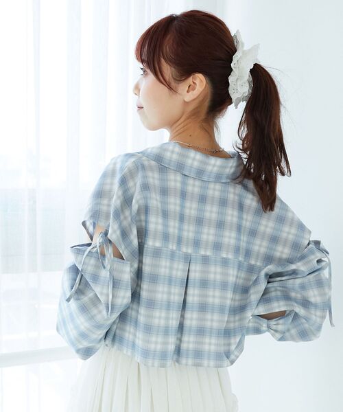 MAJESTIC LEGON(マジェスティックレゴン)の「オープンショルダーショートシャツ(シャツ/ブラウス・レディース・ベージュ/キャメル/ブラック系その他/グレー系その他・MEDIUM)」の17枚目の写真
