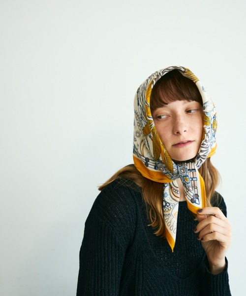 Shelly island(シェリーアイランド)の「ボタニカル柄スカーフ(ストール/ショール・レディース・ブラウン/イエロー・FREE)」の2枚目の写真