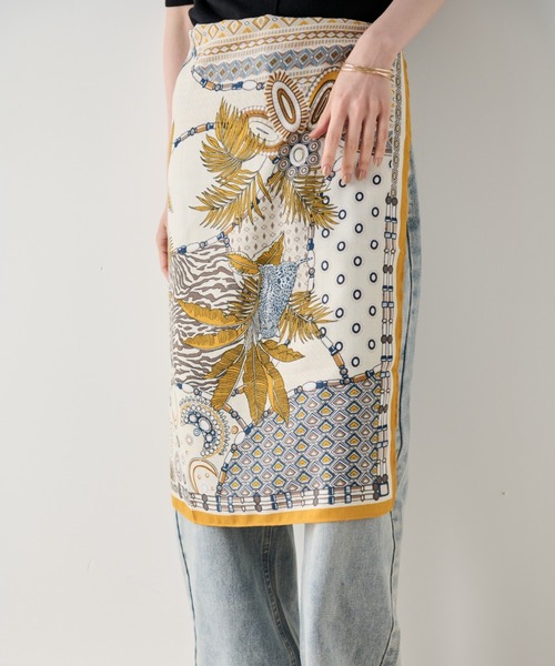 Shelly island(シェリーアイランド)の「ボタニカル柄スカーフ(ストール/ショール・レディース・ブラウン/イエロー・FREE)」の4枚目の写真