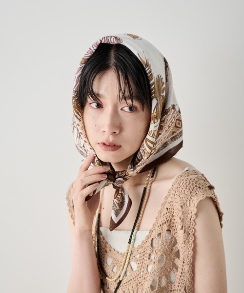 Shelly island(シェリーアイランド)の「ボタニカル柄スカーフ(ストール/ショール・レディース・ブラウン/イエロー・FREE)」の6枚目の写真