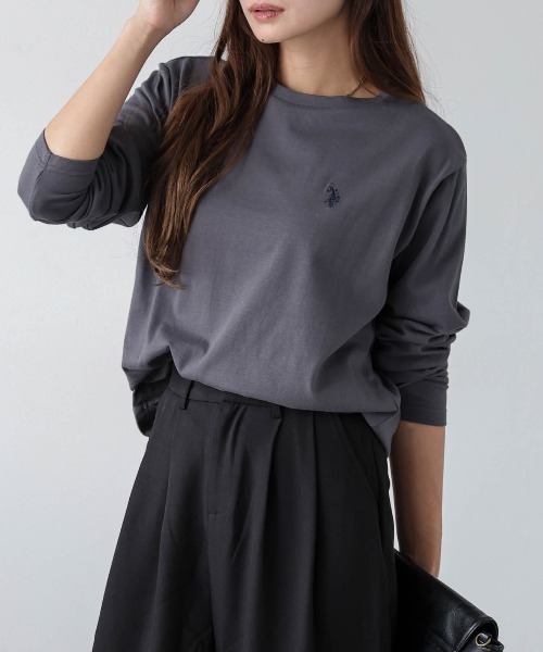 U.S. POLO ASSN.(ユーエスポロアッスン)の「POLOワンポイント刺繍ロングTシャツ(Tシャツ/カットソー・レディース・モカ/チャコール/アイボリー/ブラック/ベージュ/ネイビー・フリー)」の3枚目の写真