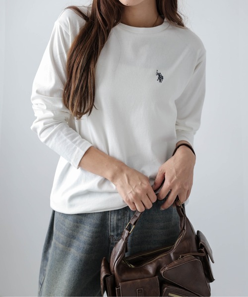 U.S. POLO ASSN.(ユーエスポロアッスン)の「POLOワンポイント刺繍ロングTシャツ(Tシャツ/カットソー・レディース・モカ/チャコール/アイボリー/ブラック/ベージュ/ネイビー・フリー)」の2枚目の写真