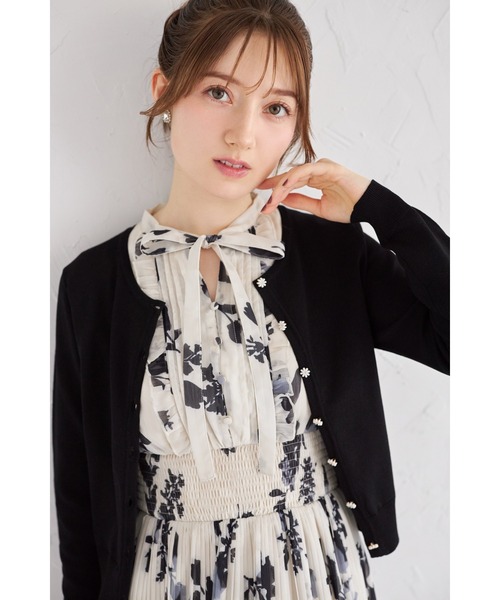 tocco closet(トッコ クローゼット)の「UVカット&接触冷感&ハンドウォッシュ♪超強撚パールフラワー釦カーディガン(カーディガン/ボレロ・レディース・ブラック/オフホワイト/ブルー/ローズ・M)」の1枚目の写真