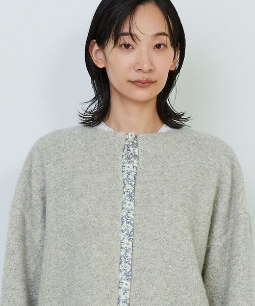 ADIEU TRISTESSE(アデュートリステス)の「リバティプリントトリミングボアジャケット(ノーカラージャケット・レディース・ベージュ/グレー・38)」の5枚目の写真
