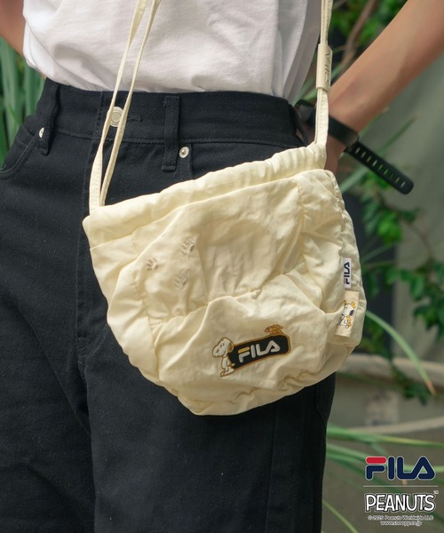 FILA（フィラ）の「【FILA/フィラ × PEANUTS/ピーナッツ】クシュクシュ ミニショルダーバッグ（ショルダーバッグ・レディース・ブラック/オフホワイト/ピンク・FREE）」の2枚目の写真