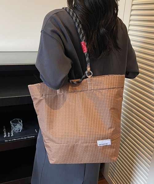 gossip!ロサンゼルス(ゴシップロサンゼルス)の「Y2Kチェック柄大容量トートバッグ/ショルダーバッグ(A4収納可/2WAY)(ショルダーバッグ・レディース・ブラウン/ブラック/グレー・FREE)」の3枚目の写真