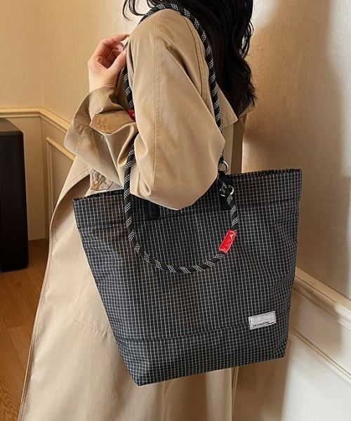 gossip!ロサンゼルス(ゴシップロサンゼルス)の「Y2Kチェック柄大容量トートバッグ/ショルダーバッグ(A4収納可/2WAY)(ショルダーバッグ・レディース・ブラウン/ブラック/グレー・FREE)」の11枚目の写真
