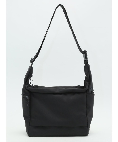 m.f.editorial(エムエフエディトリアル)の「【軽量】ツイル ショルダーバッグ A4対応(ショルダーバッグ・メンズ・ブラック・FREE)」の1枚目の写真