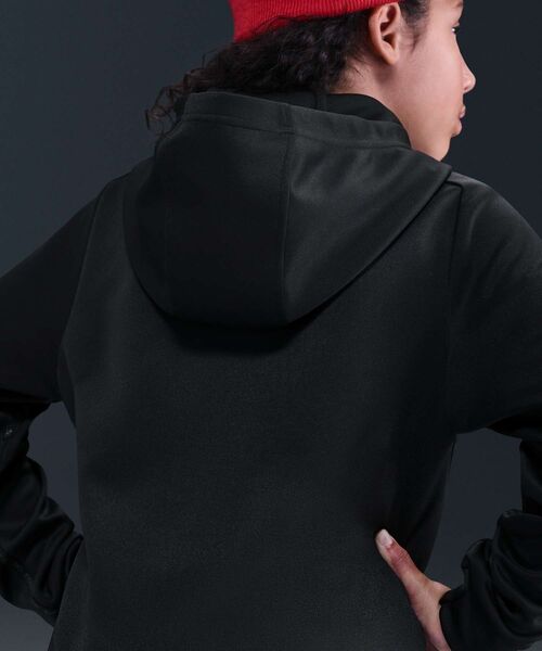 NIKE（ナイキ）の「ナイキ スポーツウェア マルチ ジュニア Dri-FIT プルオーバー パーカー / Nike Sportswear Multi Big Kids' Dri-FIT Pullover Hoodie HV0653-010 Black（パーカー・キッズ・ブラック・140/150/130/160）」の3枚目の写真