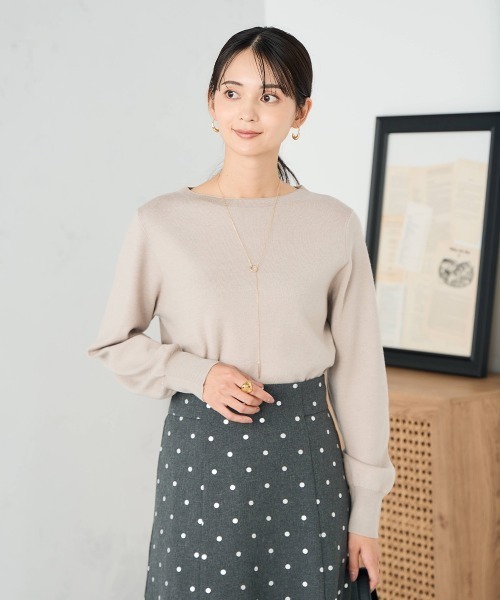 a.v.v（アーヴェヴェ）の「【洗える】ボートネック美ラクるパフスリーブニット（ニット/セーター・レディース・グレー/レッド/マスタード/パープル/ブラック/アイボリー/グレー系その他/ブルー・36/42/40/38/34）」の4枚目の写真