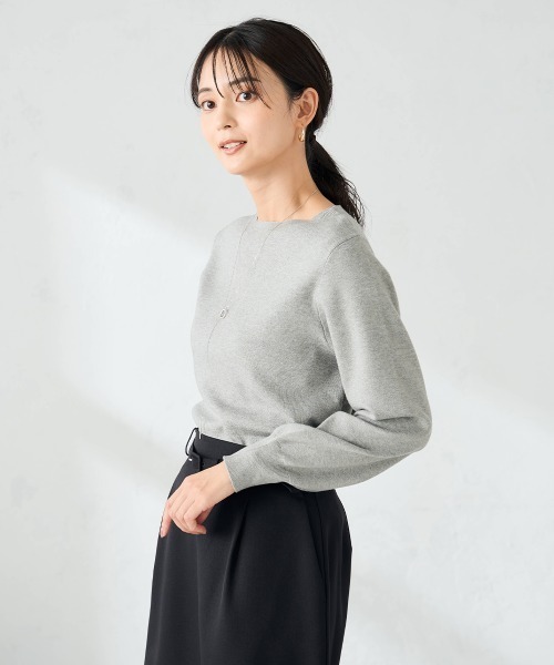 a.v.v（アーヴェヴェ）の「【洗える】ボートネック美ラクるパフスリーブニット（ニット/セーター・レディース・グレー/レッド/マスタード/パープル/ブラック/アイボリー/グレー系その他/ブルー・36/42/40/38/34）」の3枚目の写真