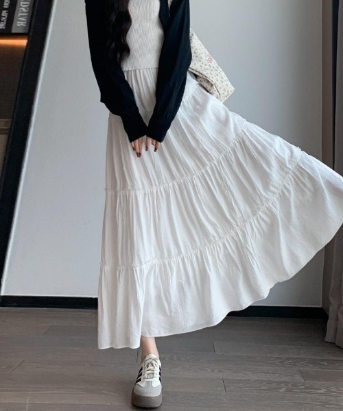 maison de LATIR(メゾンドラティール)の「夏は軽やかに揺れるのが可愛い。夏服 オフィスカジュアル にも映えるボリューム切り替えエアリーAラインティアードロングスカート(スカート・レディース・ホワイト/ブラック/ピンク・FREE)」の7枚目の写真