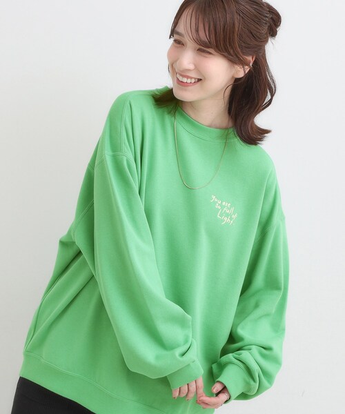 SHOO・LA・RUE（シューラルー）の「【選べる4柄】グラフィックアソート オーバーサイズ 裏毛スウェット（スウェット・レディース・チャコールグレー/グリーン系その他4/ホワイト系3/ピンク系4・00）」の3枚目の写真