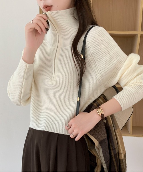 Maison Calme(メゾンカルム)の「ハーフジップニットプルオーバー スタンドカラー シンプルデザイン イチオシニット 長袖(ニット/セーター・レディース・レッド/ホワイト/ブラウン・M/L)」の2枚目の写真