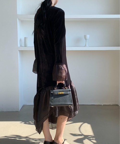 Maison Calme(メゾンカルム)の「【追加販売開始♪】ベロア切替オーガンジーギャザーロングワンピース アシメデザイン オケージョン(ワンピース・レディース・ブラック・M/L)」の4枚目の写真
