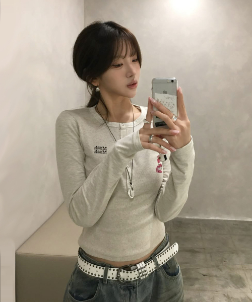 muahmuah（ムーアムーア）の「ヘンリーネック ステッチ ロングスリーブTシャツ [7色]（Tシャツ/カットソー・レディース・ブラック/ホワイト/ライトグレー/オートミール/ネイビー/チャコール/カーキ・FREE）」の10枚目の写真