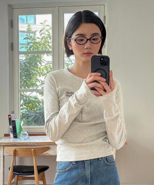 muahmuah（ムーアムーア）の「ヘンリーネック ステッチ ロングスリーブTシャツ [7色]（Tシャツ/カットソー・レディース・ブラック/ホワイト/ライトグレー/オートミール/ネイビー/チャコール/カーキ・FREE）」の11枚目の写真