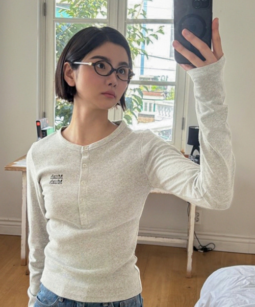 muahmuah（ムーアムーア）の「ヘンリーネック ステッチ ロングスリーブTシャツ [7色]（Tシャツ/カットソー・レディース・ブラック/ホワイト/ライトグレー/オートミール/ネイビー/チャコール/カーキ・FREE）」の12枚目の写真