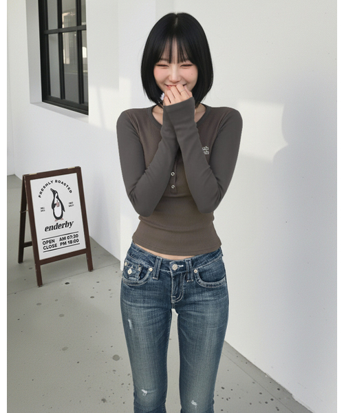 muahmuah（ムーアムーア）の「ヘンリーネック ステッチ ロングスリーブTシャツ [7色]（Tシャツ/カットソー・レディース・ブラック/ホワイト/ライトグレー/オートミール/ネイビー/チャコール/カーキ・FREE）」の17枚目の写真