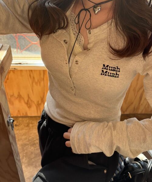 muahmuah（ムーアムーア）の「ヘンリーネックステッチ長袖Tシャツ[7色]（Tシャツ/カットソー・レディース・ブラック/ホワイト/ライトグレー/オートミール/ネイビー/チャコール/カーキ・FREE）」の19枚目の写真