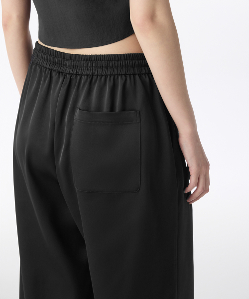 MUSINSA STANDARD WOMAN（ムシンサスタンダードウーマン）の「ウィメンズサテンワイドバンディングパンツ[ブラック]（その他パンツ・レディース・その他・30/24/26/28）」の4枚目の写真