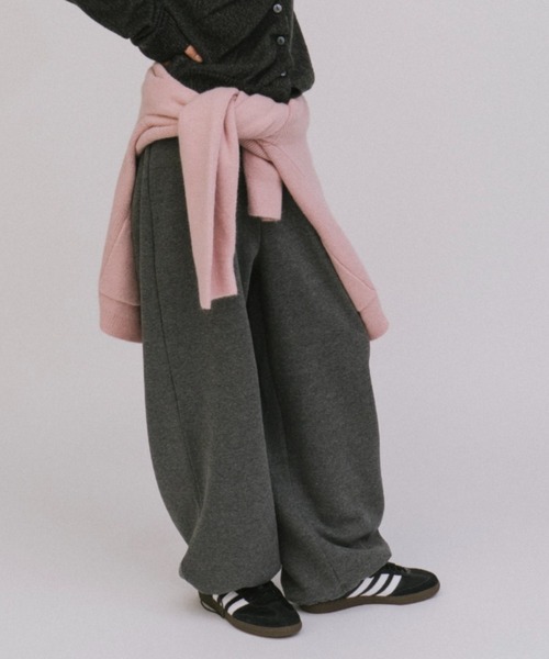 duei(デュイ)の「裏起毛ルーズスウェットパンツ(スウェットパンツ・レディース・チャコールグレー/アイボリー・FREE)」の2枚目の写真