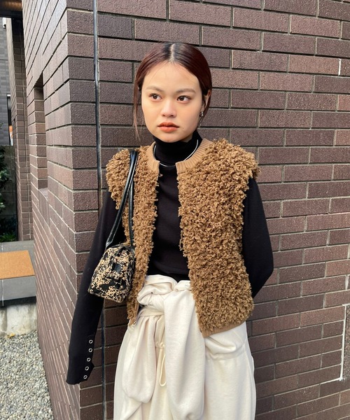 Ameri(アメリ)の「UND COMPACT BOA KNIT VEST(ベスト・レディース・ベージュ/ブラック/グレー・FREE)」の13枚目の写真