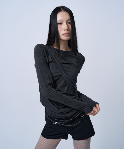 ZIZEMUSEUM（ジゼミュージアム）の「TWIST DRAPE LONG SLEEVE TOP (MELANGE BLACK)（Tシャツ/カットソー・レディース・その他・OS）」の2枚目の写真