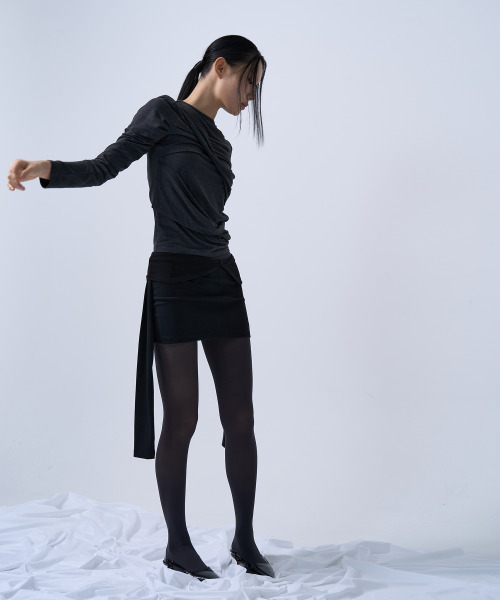 ZIZEMUSEUM（ジゼミュージアム）の「TWIST DRAPE LONG SLEEVE TOP (MELANGE BLACK)（Tシャツ/カットソー・レディース・その他・OS）」の3枚目の写真