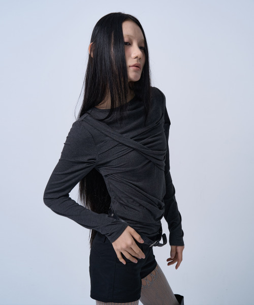 ZIZEMUSEUM（ジゼミュージアム）の「TWIST DRAPE LONG SLEEVE TOP (MELANGE BLACK)（Tシャツ/カットソー・レディース・その他・OS）」の4枚目の写真