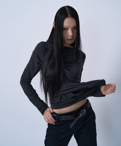 ZIZEMUSEUM（ジゼミュージアム）の「TWIST DRAPE LONG SLEEVE TOP (MELANGE BLACK)（Tシャツ/カットソー・レディース・その他・OS）」の5枚目の写真
