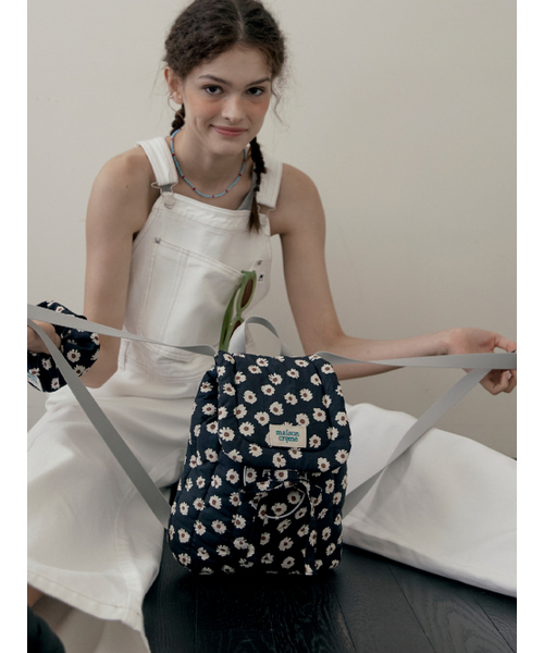 MAISON CREME(メゾンクレム)の「Pillow Backpack _ black(バックパック/リュック・レディース・ブラック・FREE)」の2枚目の写真