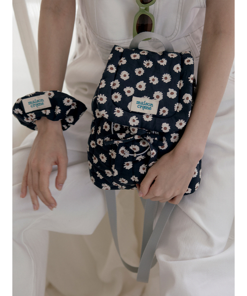 MAISON CREME(メゾンクレム)の「Pillow Backpack _ black(バックパック/リュック・レディース・ブラック・FREE)」の3枚目の写真