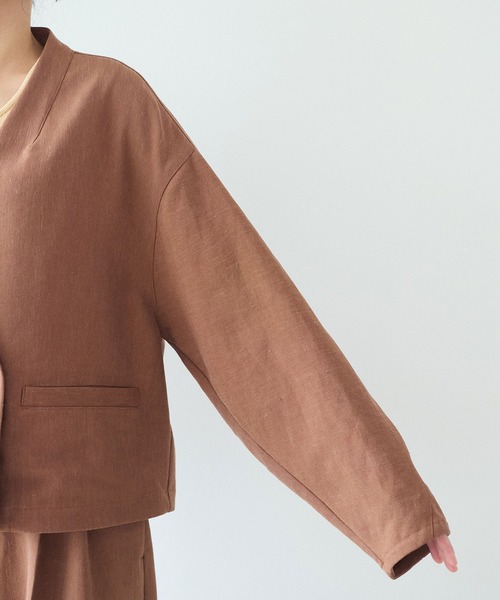 yuni(ユニ )の「Linen/Polyester double cocoon short ジャケット(ノーカラージャケット・レディース・ブラウン・FREE)」の13枚目の写真