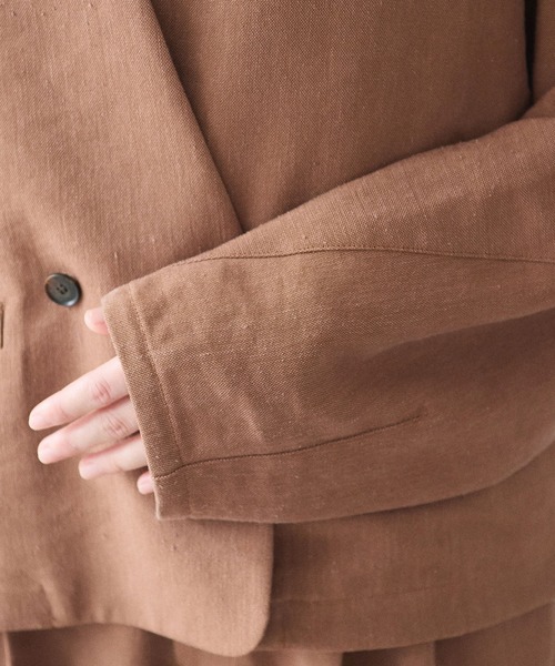 yuni(ユニ )の「Linen/Polyester double cocoon short ジャケット(ノーカラージャケット・レディース・ブラウン・FREE)」の15枚目の写真