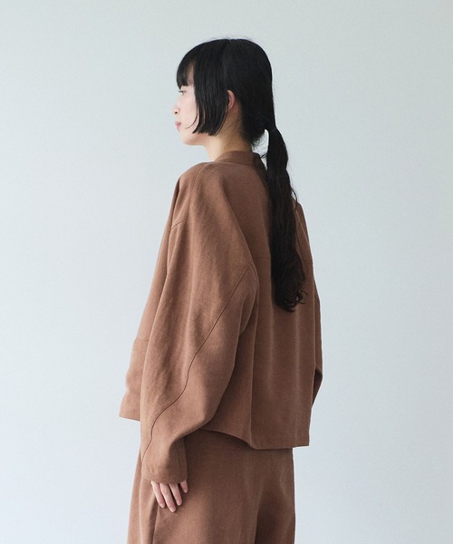 yuni(ユニ )の「Linen/Polyester double cocoon short ジャケット(ノーカラージャケット・レディース・ブラウン・FREE)」の6枚目の写真