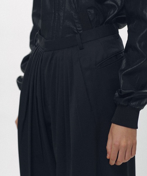 KEISUKEYOSHIDA（ケイスケヨシダ）の「Forward-Gathered Tuck Trousers（スラックス・レディース・ブラック/グレー・S/M/L）」の8枚目の写真
