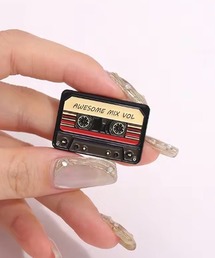 Mayree（メイリー）の「【urge select】カジュアルデザイン カセットテープ レトロ ピンバッジ【マルチウェイ】（バッジ）」