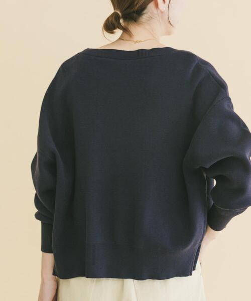 ITEMS URBANRESEARCH（アイテムズ アーバンリサーチ）の「『イージーケア』スウェットライクVネックカーディガン（ニット/セーター・レディース・ネイビー/パープル系その他/オフホワイト/イエロー系その他・FREE）」の13枚目の写真