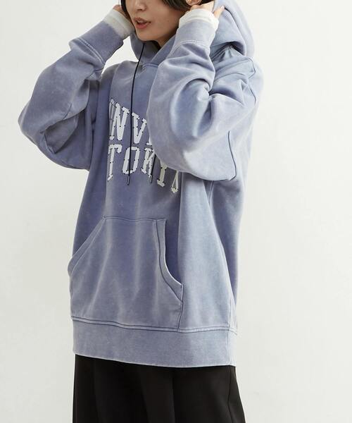 CONVERSE TOKYO(コンバーストウキョウ)の「LOGO PRINT HOTFIX HOODIE(パーカー・レディース・ブラック/グレー/サックスブルー・SMALL/MEDIUM)」の4枚目の写真