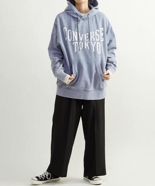 CONVERSE TOKYO(コンバーストウキョウ)の「LOGO PRINT HOTFIX HOODIE(パーカー・レディース・ブラック/グレー/サックスブルー・SMALL/MEDIUM)」の5枚目の写真