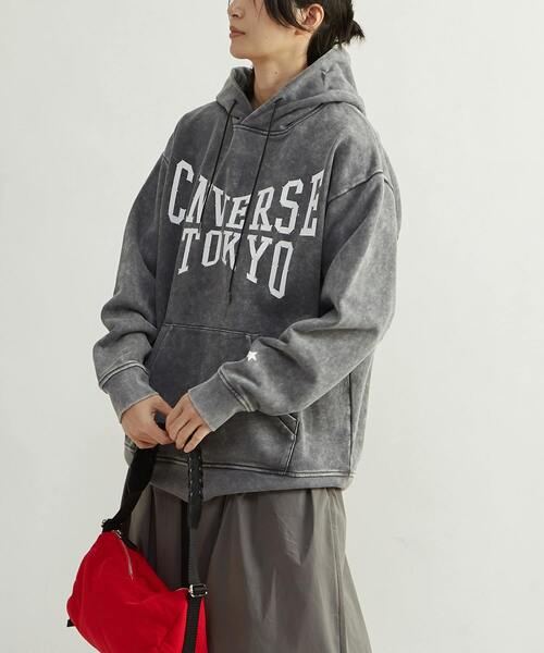 CONVERSE TOKYO(コンバーストウキョウ)の「LOGO PRINT HOTFIX HOODIE(パーカー・レディース・ブラック/グレー/サックスブルー・SMALL/MEDIUM)」の8枚目の写真