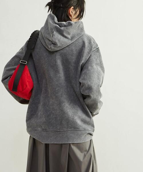 CONVERSE TOKYO(コンバーストウキョウ)の「LOGO PRINT HOTFIX HOODIE(パーカー・レディース・ブラック/グレー/サックスブルー・SMALL/MEDIUM)」の9枚目の写真