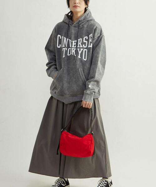 CONVERSE TOKYO(コンバーストウキョウ)の「LOGO PRINT HOTFIX HOODIE(パーカー・レディース・ブラック/グレー/サックスブルー・SMALL/MEDIUM)」の10枚目の写真