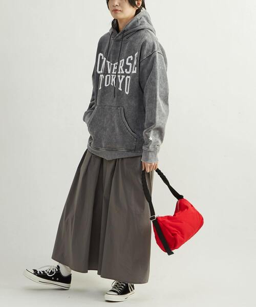 CONVERSE TOKYO(コンバーストウキョウ)の「LOGO PRINT HOTFIX HOODIE(パーカー・レディース・ブラック/グレー/サックスブルー・SMALL/MEDIUM)」の11枚目の写真