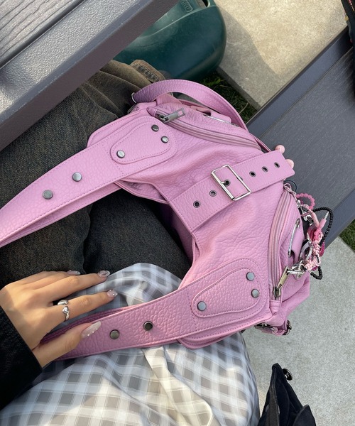 LA VORAGINE(ラ ヴォラジネ)の「レトロなデザインの定番ショルダーバッグ(ショルダーバッグ・レディース・ブラック/ピンク/ホワイト・FREE)」の5枚目の写真