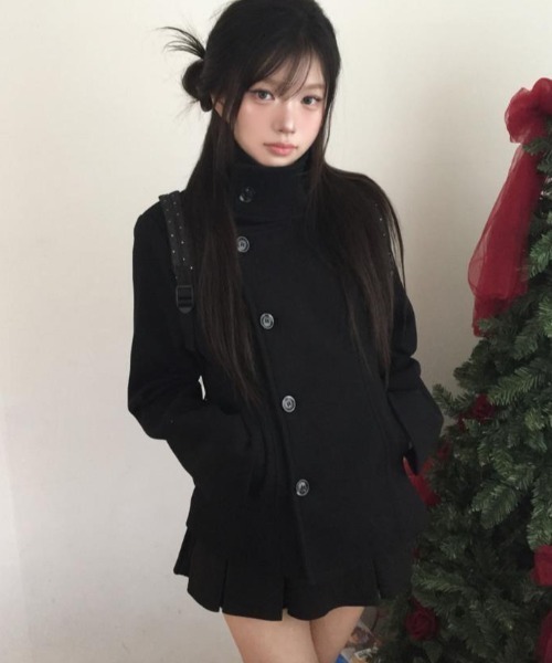 semplice（センプリチェ）の「スタンドカラーのシングルバックルの黒いウールのコート（その他アウター・レディース・ブラック・F）」の2枚目の写真