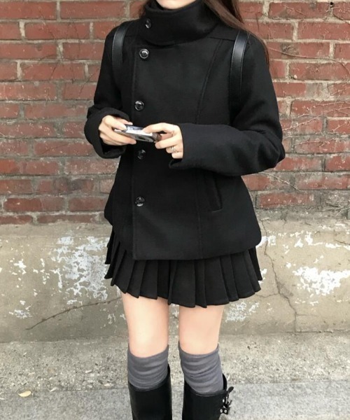 semplice（センプリチェ）の「スタンドカラーのシングルバックルの黒いウールのコート（その他アウター・レディース・ブラック/ライトグレー・F）」の4枚目の写真