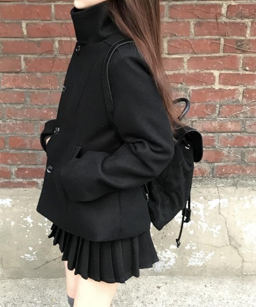 semplice（センプリチェ）の「スタンドカラーのシングルバックルの黒いウールのコート（その他アウター・レディース・ブラック/ライトグレー・F）」の5枚目の写真